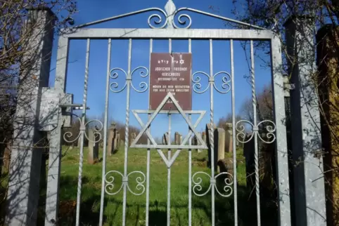 Das Tor zum Jüdischen Friedhof in Herschberg ist zwar verschlossen, Besichtigungen sind nach Anmeldung aber jederzeit möglich.