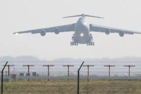 Eine C-5 Galaxy im Landeanflug auf die Ramsteiner Air Base: Eine Maschine dieses Typs soll für den massiven Kerosinablass am 31.