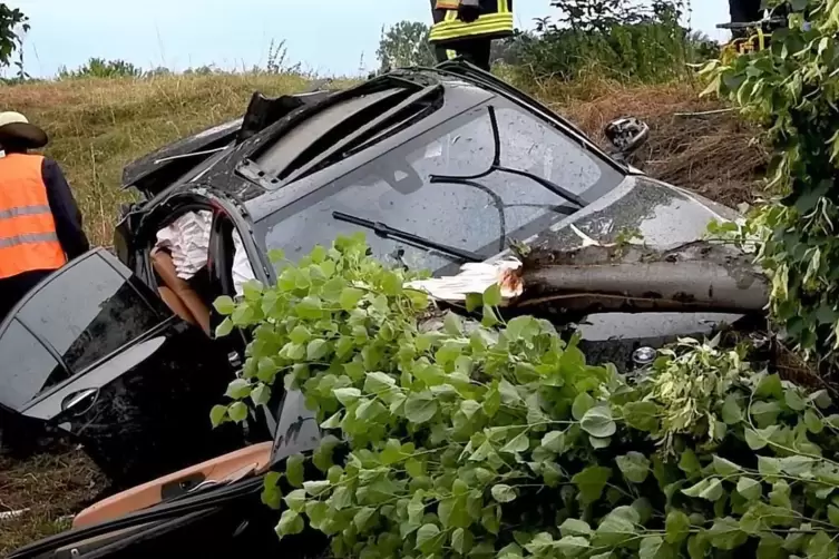  Mit der 312-PS-Limousine gegen einen Baum gekracht: Für zwei Mitfahrer eines Führerschein-Neulings aus der Pfalz endete die Tou