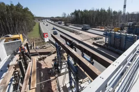 Blick von der einen neuen Brücke auf die künftige zweite. Der Unterbau steht bereits, jetzt wird ein Traggerüst installiert. 