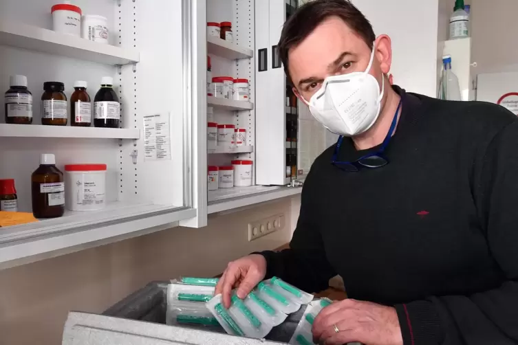 Apotheker Werner Weyhing verpackt Impfutensilien in eine Kühlbox. 