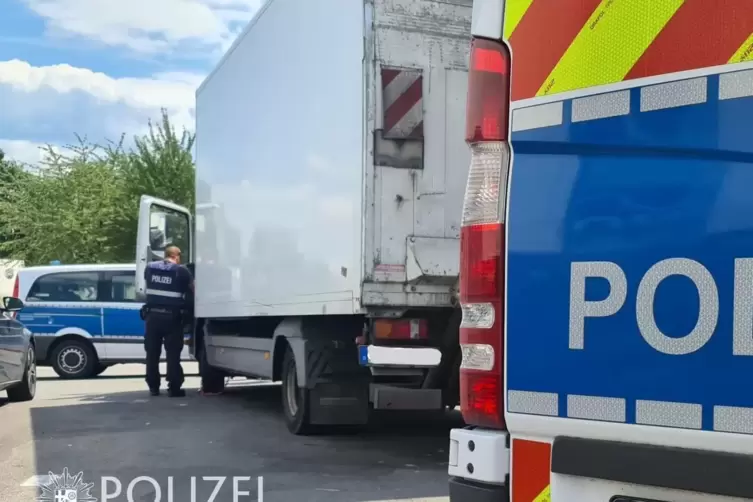 Einen Lkw-Fahrer ohne Führerschein zog die Polizei bei einer Kontrolle in Ottersheim aus dem Verkehr.