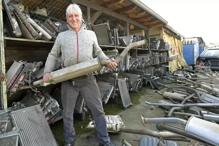 Senck vor Auspuffhecke, K&uuml;hlerzaun und Teilelager. 