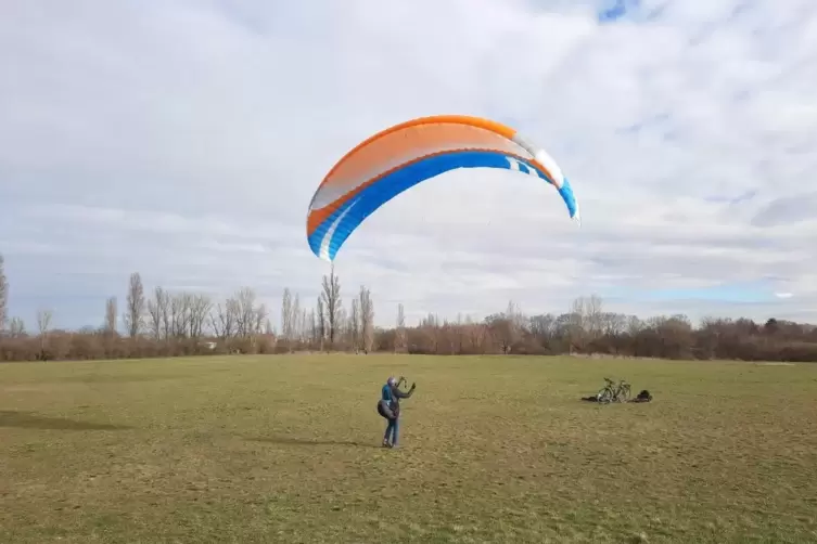 Auf der Route anzutreffen sind Paraglider auf freiem Feld.