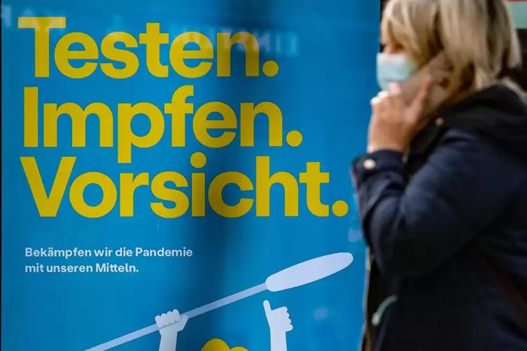  Plakat an einer Bushaltestelle am Kurfürstendamm in Berlin: Bund und Länder wollen mehr bundeseinheitliche Regelungen im Infekt