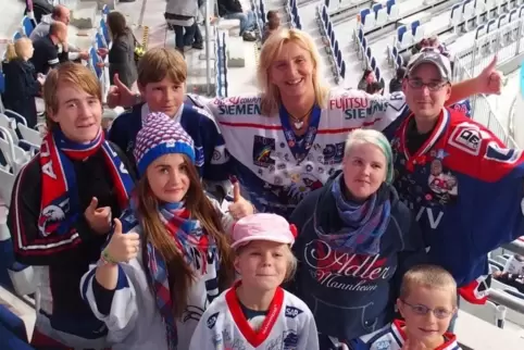 Kinderkrankenschwester Karen Kutschbach und ihre kleinen Patienten, als sie noch live in der SAP-Arena dabei sein konnten.