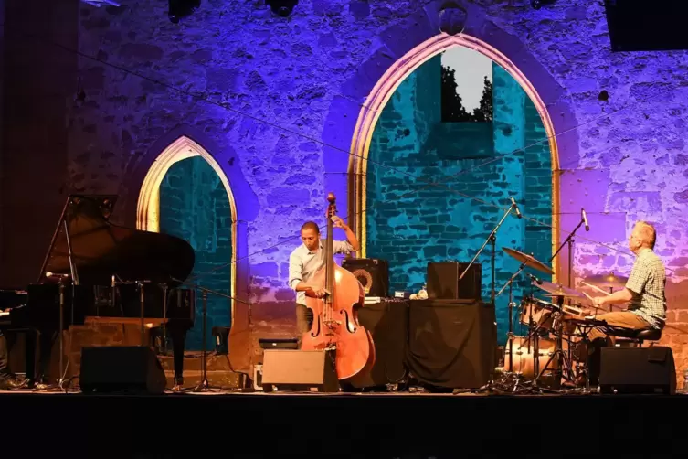  Das Tingvall Trio trat 2017 in der Klosterruine Limburg in Bad Dürkheim auf. Solche malerischen Orte sind Teil des Festivalkonz