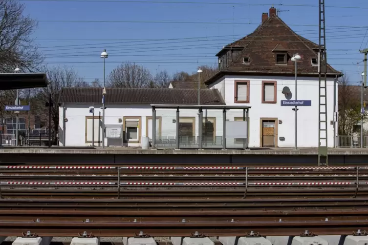 Das Bahnhofsgebäude auf dem Einsiedlerhof ist bereits verkauft. Der neuen Eigentümer möchte es als Wohnraum nutzen. 