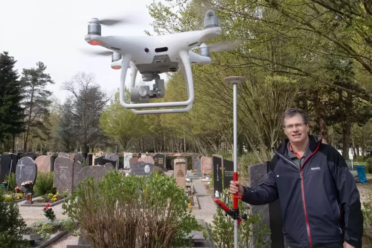 Steuert die Drohne über das Friedhofsareal: Ingenieur Lutz Becker. 