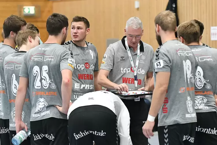 Am Samstag geht es nach langer Pause wieder gegen den gleichen Gegner: SV-Trainer Stefan Bullacher (Mitte, mit Taktiktafel) ruft