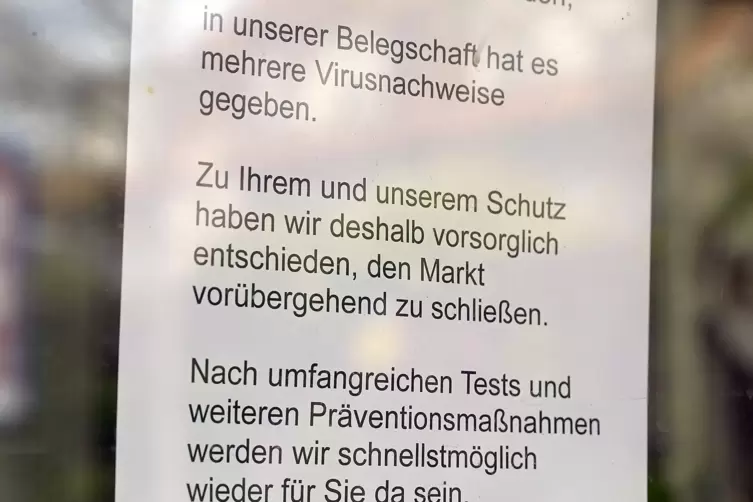 Der Hinweis an der Eingangst&uuml;r.