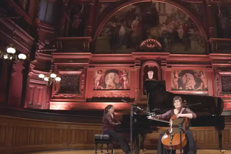 Die Pianistin Naila Alvarenga und die Cellistin Katja Zakotnik live aus der Alten Aula der Universität Heidelberg. 
