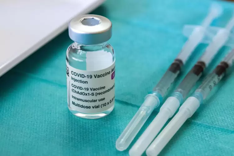 Viele Menschen warten auf die Impfung. Seit dieser Woche dürfen auch Hausärzte gegen das Coronavirus impfen. 