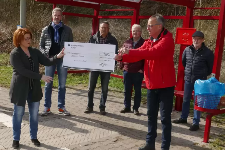 Harry Schwarz vom Förderverein Patersbach übergibt die Spende an Ortsbürgermeisterin Yvonne Draudt-Awe.