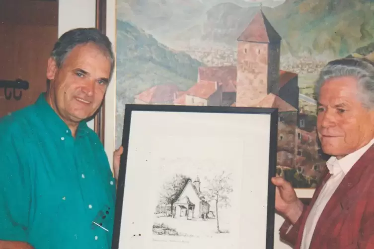 Bei einem Besuch in Steinegg überreichte der damalige Hauensteiner Bürgermeister Schächter seinem Steinegger Kollegen Hans Mahlk