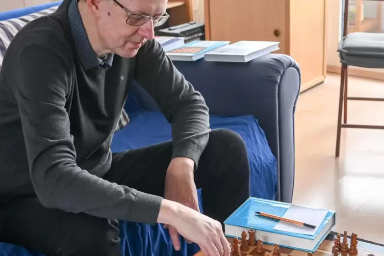 Ludger Heiermann spielt in seiner Wohnung Fernschach. Seine Züge dokumentiert er in einer Kladde und schickt sie per Post an die