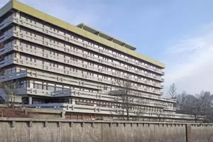 Das ehemalige Krankenhausgebäude am Himmelsberg erlebt turbulente Wochen. Das ehemalige Krankenhausgebäude am Himmelsberg erlebt turbulente Wochen.