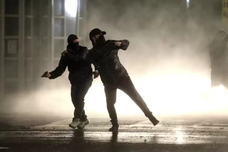 Belfast: Jugendliche werfen Steine, während die Polizei mit Wasserwerfern gegen sie vorgeht. 