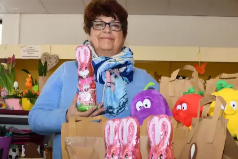 Dagmanr Grünewald freut sich über die Lieferung an Schoko-Osterhasen.