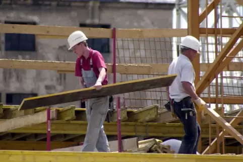 Einige der Menschen in den Unterkünften arbeiten auch auf dem Bau.