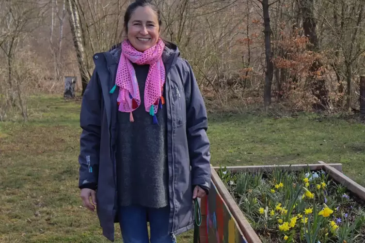 Tina Sanio, pädagogische Leiterin des Projekts „BienenPlus“ im Erlebnisgarten auf dem Riegelbrunnerhof, in dem 2021 einige Proje