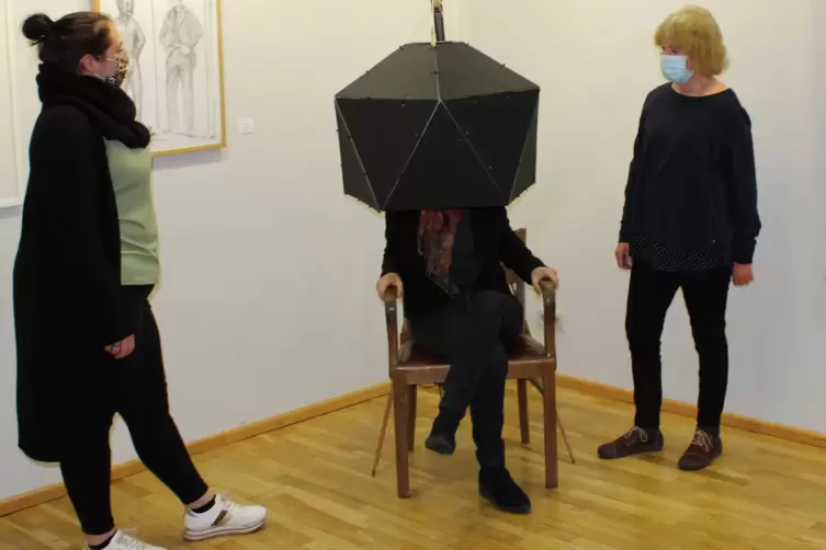 Bei Igor Mikhailovs Objekt „Spieglein, Spieglein“ soll sich der Besucher unter eine schwarze Haube setzen. Im Dunkeln sieht er d