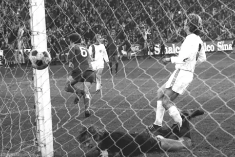  Klaus Toppmöller dreht nach seinem Tor zum 2:4 ab. Bayerns Torwart Sepp Maier liegt geschlagen am Boden. Er konnte nicht ahnen,
