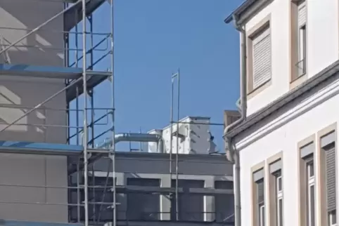 Blick nach oben: die umstrittene Lüftungsanlage auf dem Ordinariatsgebäude.