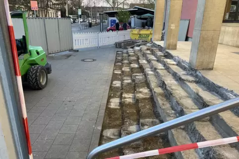 Kein Durchgang: Ein Teil der Bahnhofstreppe wird erneuert. 