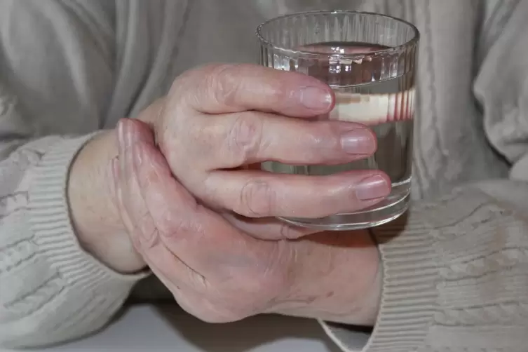 Ein typisches Parkinson-Symptom ist das Zittern der Hände.
