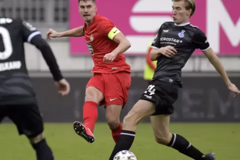 Muss erneut aussetzen: FCK-Verteidiger Kevin Kraus hat sich verletzt. Rechts Duisburgs Vincent Vermeij. 
