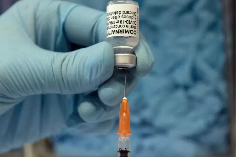  In einer Hausarztpraxis wird eine Spritze mit dem Biontech-Impfstoff aufgezogen. 