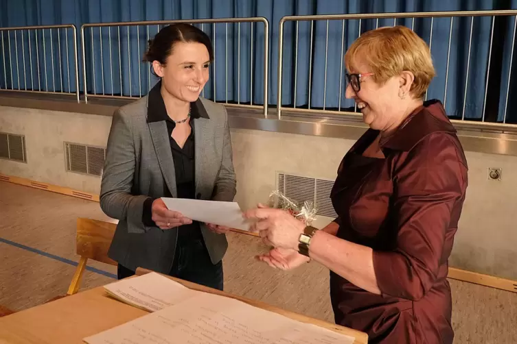 Freitagabend, kurz nach 19 Uhr: Die erste Beigeordnete Margit Ernst (rechts) überreicht der neuen Bürgermeisterin Nadine Brinett