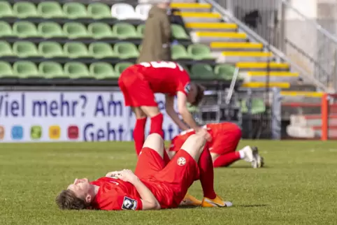 Ausgepumpt: FCK-Angreifer Marvin Pourié und seine Teamkollegen liegen nach dem Spiel erschöpft auf dem Rasen.