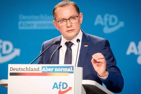 AfD-Bundessprecher Tino Chrupalla redet den Delegierten in Dresden ins Gewissen. Man will künftig eine ganz normale Partei sein.