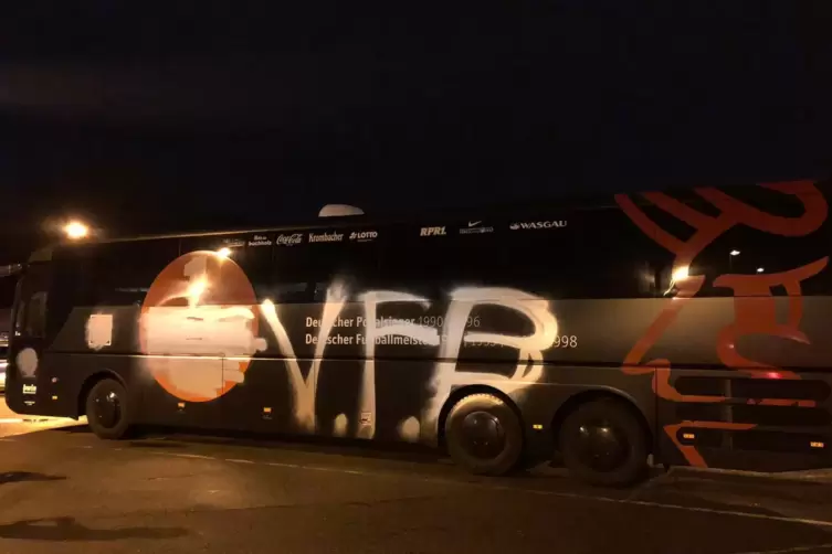 Böse Überraschung für den FCK in Lübeck: Leute, die sich selbst wohl für Fußballfans halten, hatten den Mannschaftsbus der Pfälz