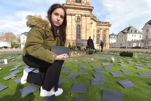 Vor der Saarbrücker Ludwigskirche beschriftet die 16-jährige Amelie Schieferplatten für die Gedenkaktion zur Erinnerung an die T