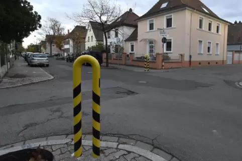 Kreuzung von Kleinniedesheimer Straße und Gutenbergstraße: Die Poller sollen eigentlich verhindern, dass Fahrzeuge auf den Gehwe