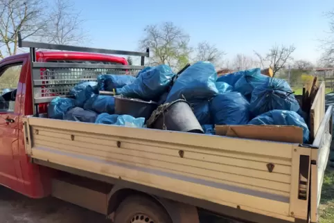 Über 50 Müllsäcke voll und anderen Müll haben Freiwillige in Westheim gesammelt.