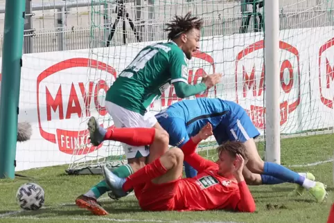 Mittendrin: Marvin Senger, hier gegen Cyrill Akono, ist beim FCK derzeit als Innenverteidiger gefragt. Im Hintergrund versucht T