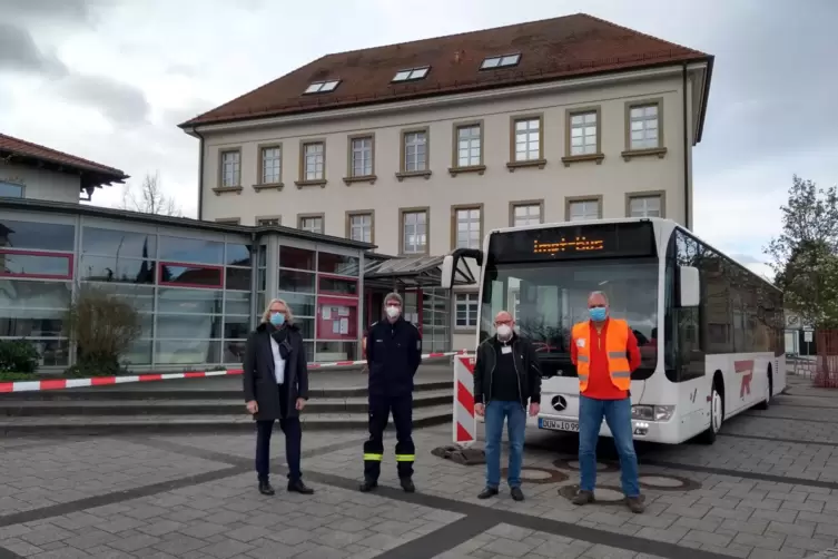 Impftermin in Dannstadt: Am Zentrum Alte Schule begrüßte Bürgermeister Stefan Veth (links) jüngst das mobile Impfteam. Stellvert