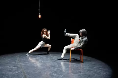 Szene aus der Produktion „Human, 8 Words“: Carlotta Squeri und Goh Shibata spielen mit dem Thema Nähe/Distanz. 