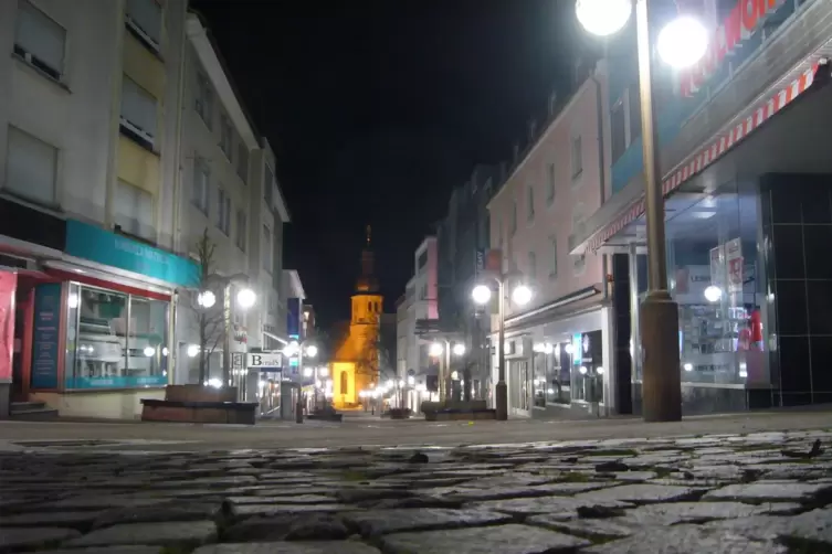Ausgangssperre in Pirmasens: Die menschenleere Fußgängerzone gegen 22.30 Uhr an einem Samstagabend. 