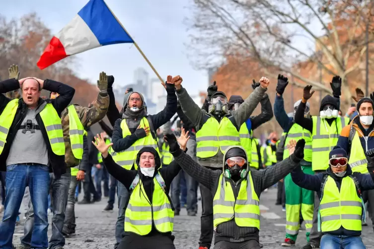 Immer wieder sind Proteste der sogenannten Gelbwesten aufgeflammt, die Macron das Negieren von Anliegen der „normalen Bürger“ vo