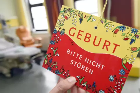 Die Pandemie legt den Mangel an Hebammen offen. 