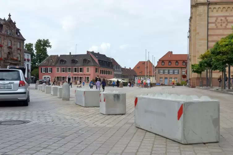 Zentral und bei Besuchern beliebt: der Domplatz in Speyer. 