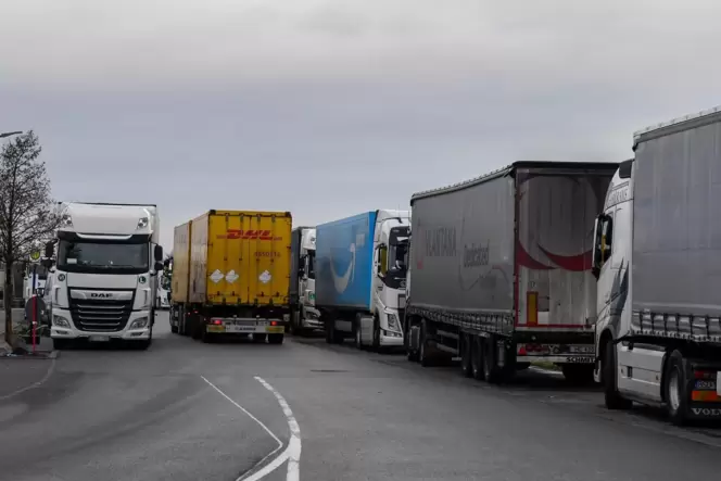 Enge Angelegenheit: Die Straße zum Industriegebiet ist häufig komplett dicht.
