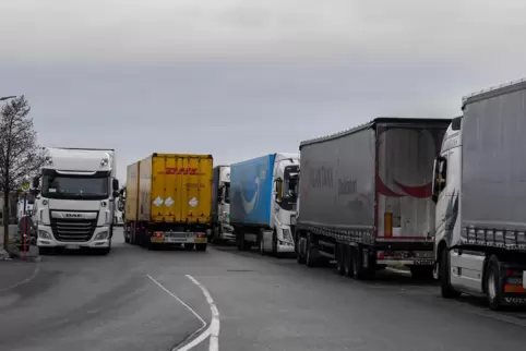 Enge Angelegenheit: Die Straße zum Industriegebiet ist häufig komplett dicht.