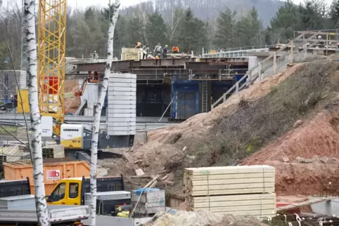 Blick auf die Baustelle am Samstag. Damit an der neuen Brücke gearbeitet werden konnte ... 