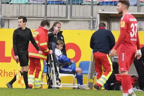 Völlig fertig: Nachdem er sich gerade den Ellenbogen ausgerenkt hat, bekommt FKP-Verteidiger Gianluca Lo Scrudato am Spielfeldra